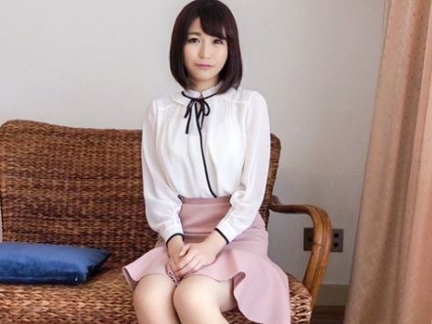 【26歳巨乳娘】あそこはパイパン無毛でツルツル♥さらに激しく騎乗位ファックで燃える淫乱美女！！