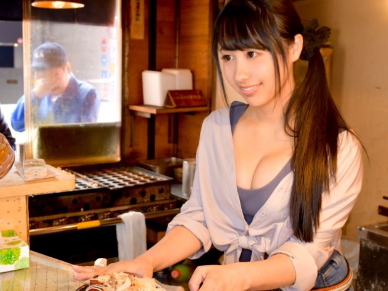 【たこ焼き屋さんの看板娘、恥じらいエッチ】『お店でこんなこと…』閉店後の店内で、素人チンポにイカされまくる看板娘！恥ずかしがりながらも、感じまくる姿がたまらない！！