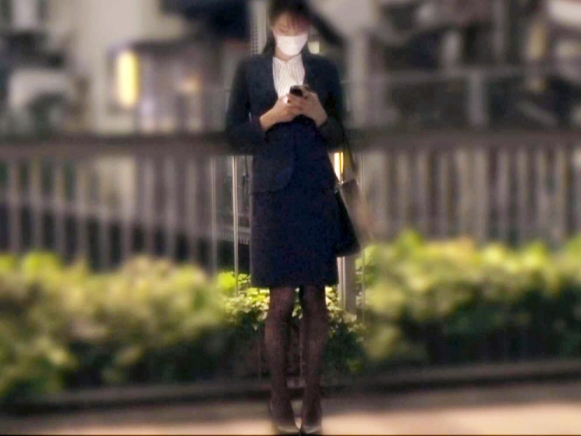 【美脚OLの危険な色気】『ダメ…こんなに濡れちゃう…』美人すぎるOLお姉さんが、ムラムラ全開のフルボッキチ○ポに襲われ、やらしいマンコを激しく刺激されまくる！溢れ出るメス汁と美脚が絡み合う、エロすぎる光景に大興奮！仕事中の真面目な顔とのギャップがたまらない！♡