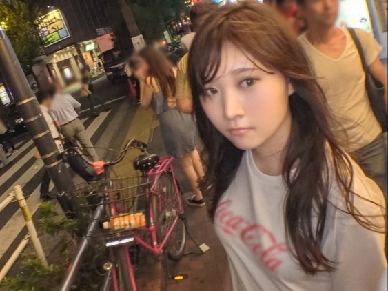 【街角ナンパ】『気持ちいい…でもダメぇ！』無邪気な笑顔の美少女が正常位で激ピストン！指でかき回されたアソコはもうビショビショ♡素人娘が男根に翻弄され、恥じらいながらも感じまくる！！