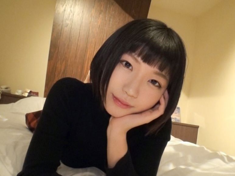 【パッツン前髪のショートカット素人】ベッドで喘ぐ姿が激カワ！濡れ濡れオマンコをドアップで激写！前髪から覗く悶絶顔とエロ過ぎるアソコに興奮間違いなし！ｗ