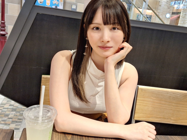 【美乳お姉さんのエッチな本性】色白スレンダー美女がカメラの前で大胆に！敏感な乳首とマンコを刺激され、我慢できずにチンポを咥え込んじゃう！美乳揺らして感じまくり！♡