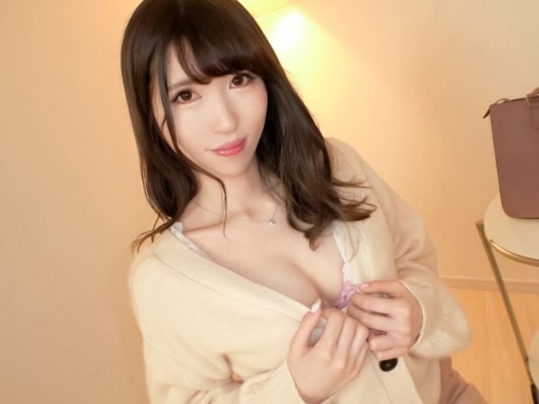 【美女素人】『気持ちいい…もっと奥まで…』可愛すぎるお姉さんがチンポに夢中で、フェラから生ハメまで全力でご奉仕！！様々な体位で乱れまくるエロ可愛い姿に興奮必至♡