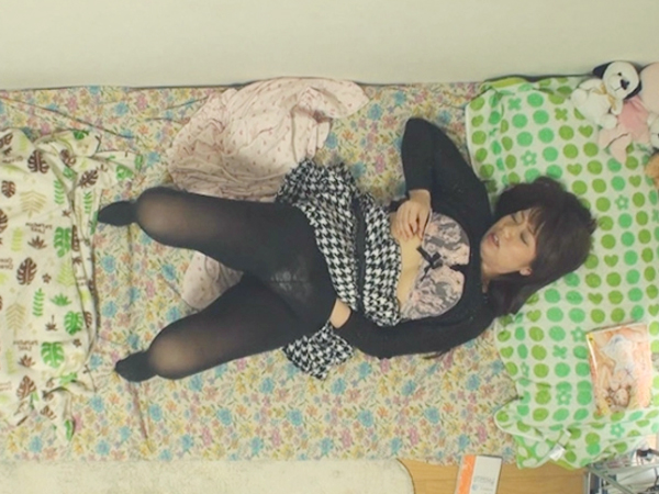 【隠し撮りオナニー】『あぁん♥イッちゃう…』素人娘がこっそり本気オナニーで大絶頂！おまんこを弄りまくって淫らにアクメする姿が丸見え！盗撮されたプライベートな瞬間がエロすぎる！♡