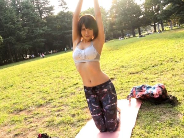 【公園ナンパ】『ヨガで鍛えた体、感じちゃう…』スレンダー美女をゲット！引き締まったボディが超敏感で、ベッドの上で大胆に乱れまくり、イキまくる姿は必見♡
