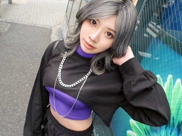 【街角ナンパ成功！】へそ出しギャルを口説いて即ホテルIN！素人娘がカメラの前で恥じらいながらもチンポを咥え込み、生ハメSEXで乱れまくる♥︎