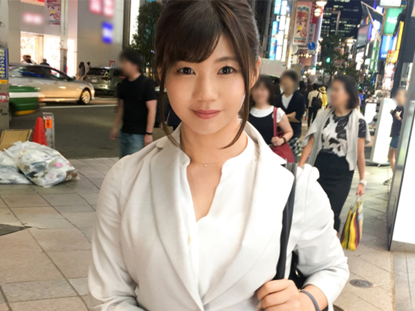 【仕事帰りのOLさんをナンパ】清楚系巨乳OL、ホテルでピンクのマ○コを激しく手マン！普段の真面目な姿からは想像できないほど感じまくる！♡