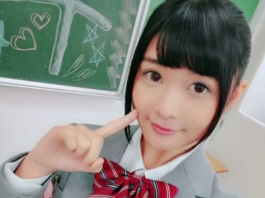 【教室でJKと禁断のプレイ】『やだ…こんなとこで…』制服姿の素人女子高生が、机の上で大胆な体位に挑戦！恥ずかしがりながらも、止まらない潮吹きで教室がビショビショに！！