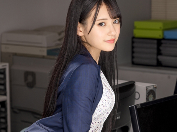 【OLの危険な社内恋愛】ロングヘアの可愛いOLが、オッサン上司と禁断のベロチュー！乳首責めと手コキで上司を骨抜きにする、エロすぎる社内不倫♡