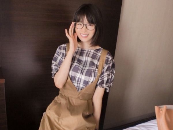 【メガネ女子の裏の顔】『ダメ…先生なのに…』真面目そうな眼鏡女子がナンパで即ハメ！子供の前では見せられない、下品でエロい姿にメガネフェチも大興奮♡