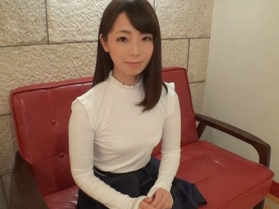 【若妻の危険な好奇心】「乳首気持ちいいの？♡」30代とは思えない美ボディの若妻がAV初挑戦！男の乳首を舐め回し、手コキでシコシコ…♥ 淫乱な本性をさらけ出すスレンダーお姉さんの痴態がエロすぎる！