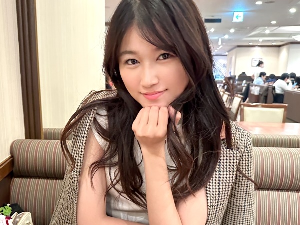 【エロカワ美容師の潮吹きサービス】『ダメ…出ちゃう…』可愛すぎるお姉さんが上目遣いでチ○ポを咥え、手マンで簡単に潮を吹いちゃう！軽く触られただけでビチャビチャに濡れ、床に潮溜まりを作るほど感じまくる！♡