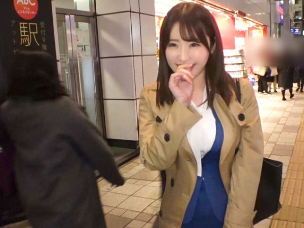 【美巨乳OLの危険な帰り道】仕事帰りのFカップ美女をナンパ！ホテルでピンクの乳首を晒し、服を着たままエッチなプレイに没頭！美脚も眩しい！
