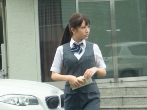 【車内エロ】美人OLと密室で濃厚プレイ！仕事中の真面目な顔から一転、車内でおマンコを激しく突き回され、感じまくる！最後はお顔にザーメンぶっかけられ、淫乱な表情に！