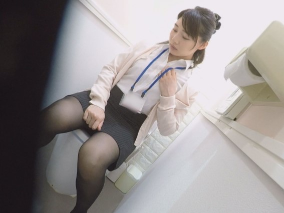 【オフィス盗撮】『誰か来るかも…』パンスト美脚OLがトイレでこっそり指オナ！♥仕事中の性欲が爆発、我慢できずに自分で感じちゃう！